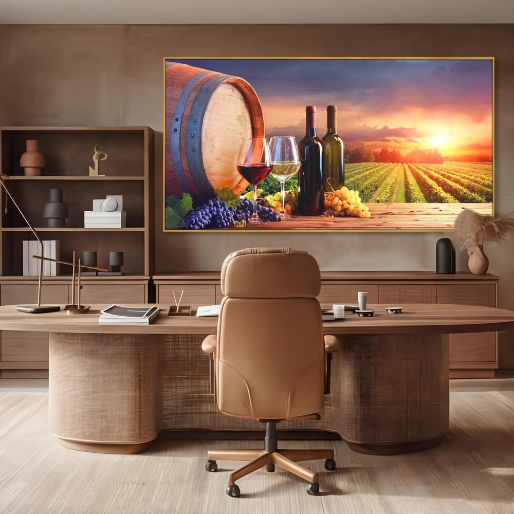 Tablou canvas cu tablou canvas cu podgorie si vin, in rama de aluminiu auriu, pe perete intr-un birou